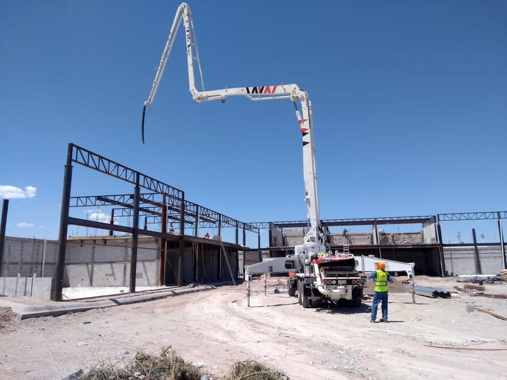 Colado con bomba de concreto en la estructura de la plaza
