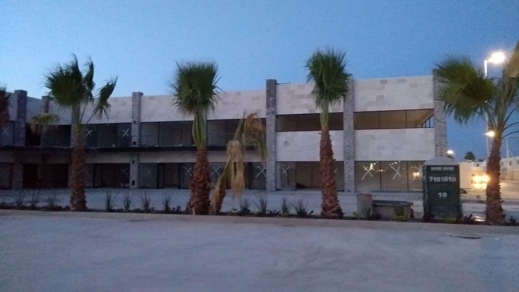 Plaza comercial de dos niveles terminada, al atardecer